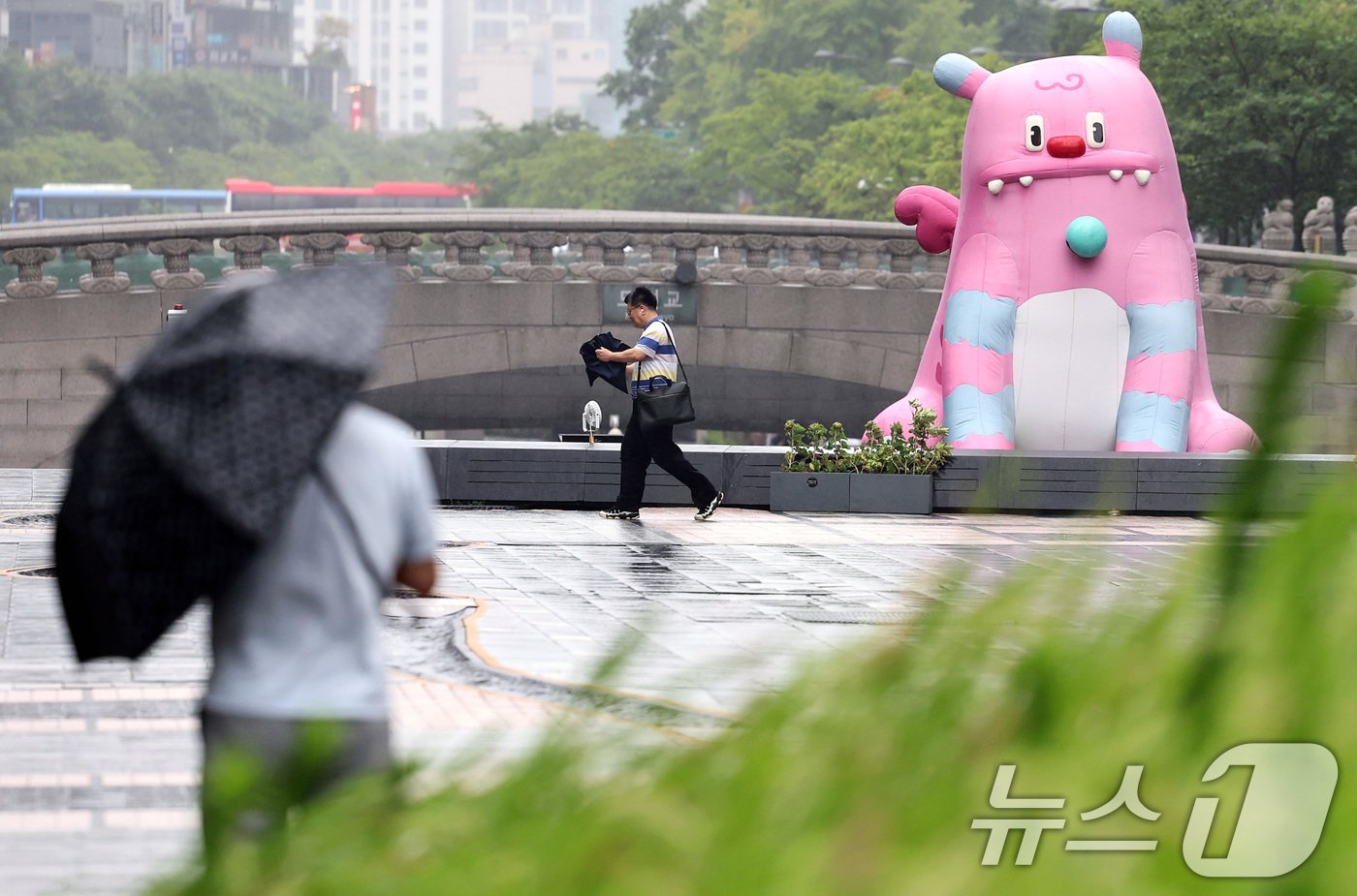 본문 이미지 - 장마전선의 영향으로 전국이 흐린 가운데 30일 오전 서울 청계광장에서 우산을 쓴 시민이 걷고 있다. 2024.6.30/뉴스1 ⓒ News1 구윤성 기자