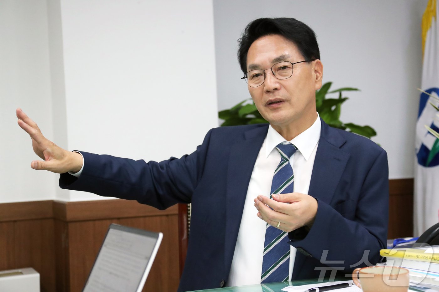 본문 이미지 - 심덕섭  전북특별자치도고창군수가 민선 8기 취임 2주년을 맞아 지난 성과와 앞으로의 군정 추진 계획을 설명하고 있다.2024.6.30/뉴스1ⓒ News1 박제철 기자 