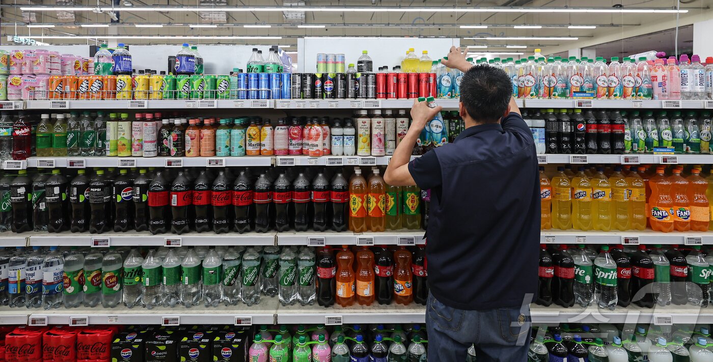 본문 이미지 - 30일 서울 시내 대형마트에서 시민들이 장을 보고 있다. 2024.6.30/뉴스1 ⓒ News1 김도우 기자