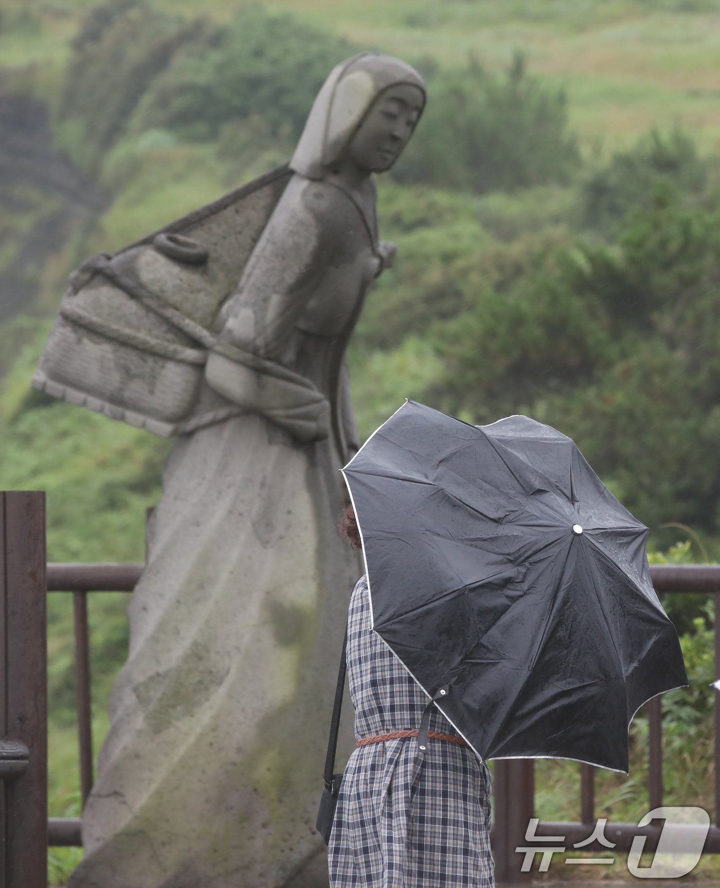 본문 이미지 - 제주에 이틀째 거센 장맛비와 함께 강풍이 몰아치는 30일 오전 서귀포시 대정읍 송악산 둘레길에서 관광객들이 우산을 쓰고 이동하고 있다. 2024.6.30/뉴스1 ⓒ News1 오현지 기자