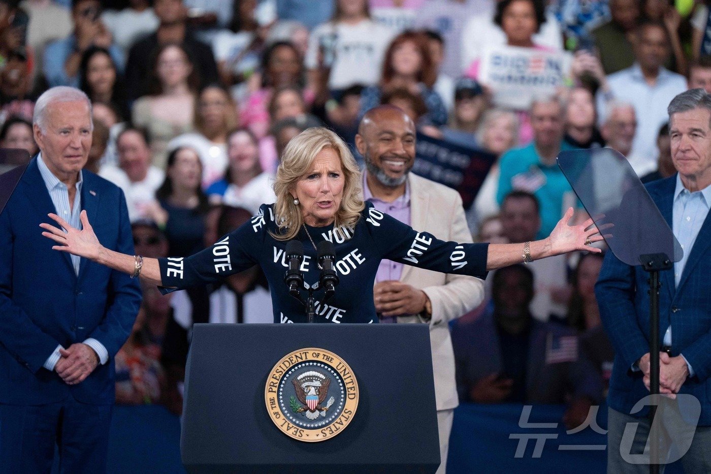 본문 이미지 - 28일 유세 현장에서 사자후를 토하고 있는 질 바이든 여사를 지켜보는 바이든 대통령.  뭔가 불안해 보인다.  ⓒ AFP=뉴스1 ⓒ News1 이창규 기자