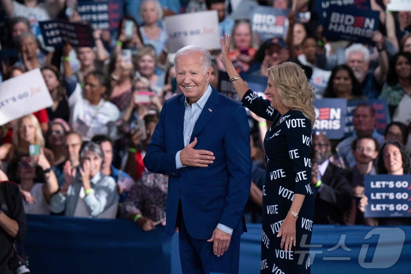 본문 이미지 - 지난달 29일(현지시간) 노스캐롤라이나 유세에 나선 조 바이든 대통령과 부인 질 바이든 여사. 질 바이든 여사는  'VOTE'(투표하라)로 도배된 의상을 입고 노스캐롤라이나주에서 진행된 유세 현장에 등장했다. 2024.6.30. ⓒ AFP=뉴스1 ⓒ News1 이창규 기자