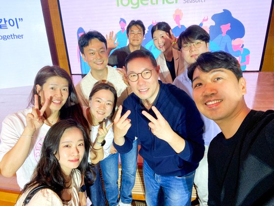본문 이미지 - 조현상 HS효성 부회장이 타운홀 미팅서 직원들의 요청에 셀카를 찍고 있다.(HS효성 제공)  