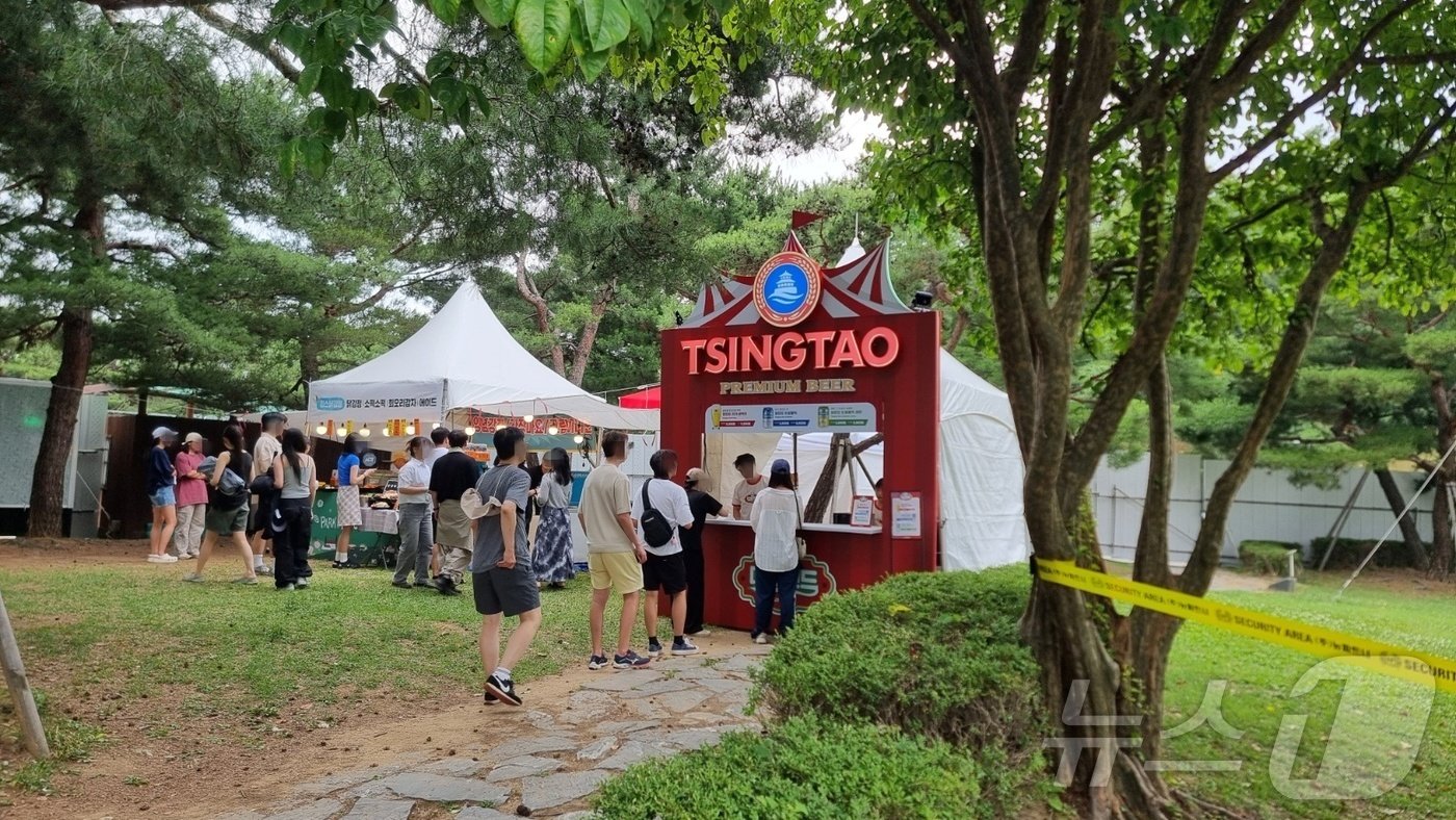 본문 이미지 - 서울파크뮤직페스티벌. 어쿠스틱 스테이지 내 위치한 칭따오 부스. ⓒ News1 이형진 기자