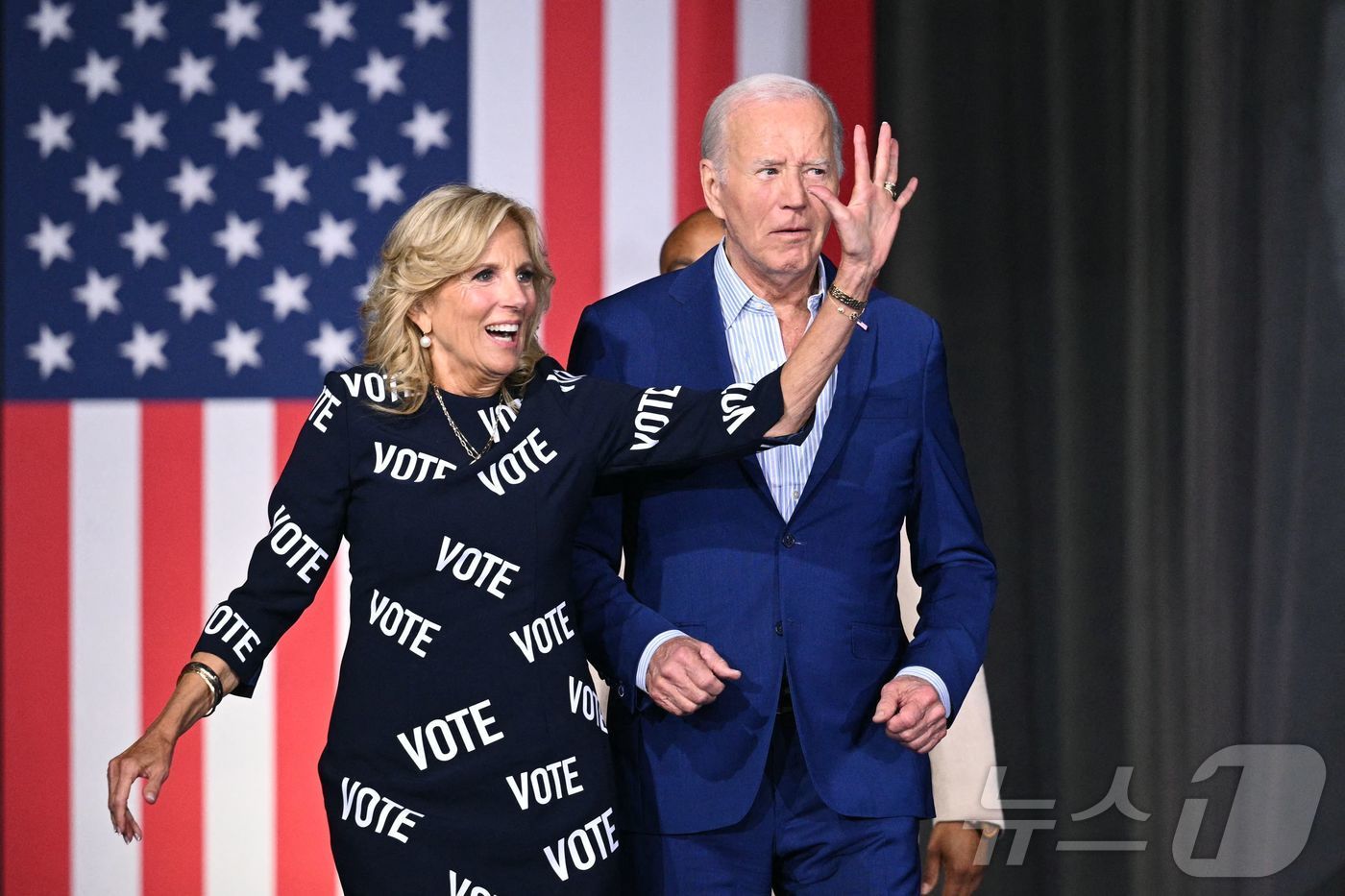 본문 이미지 - 투표하라는 문구가 도배된 원피스를 입은 바이든 여사가 활기찬 데 비해 바이든 대통령은 이상한 표정을 짓고 있다. ⓒ AFP=뉴스1 ⓒ News1 이종덕 기자