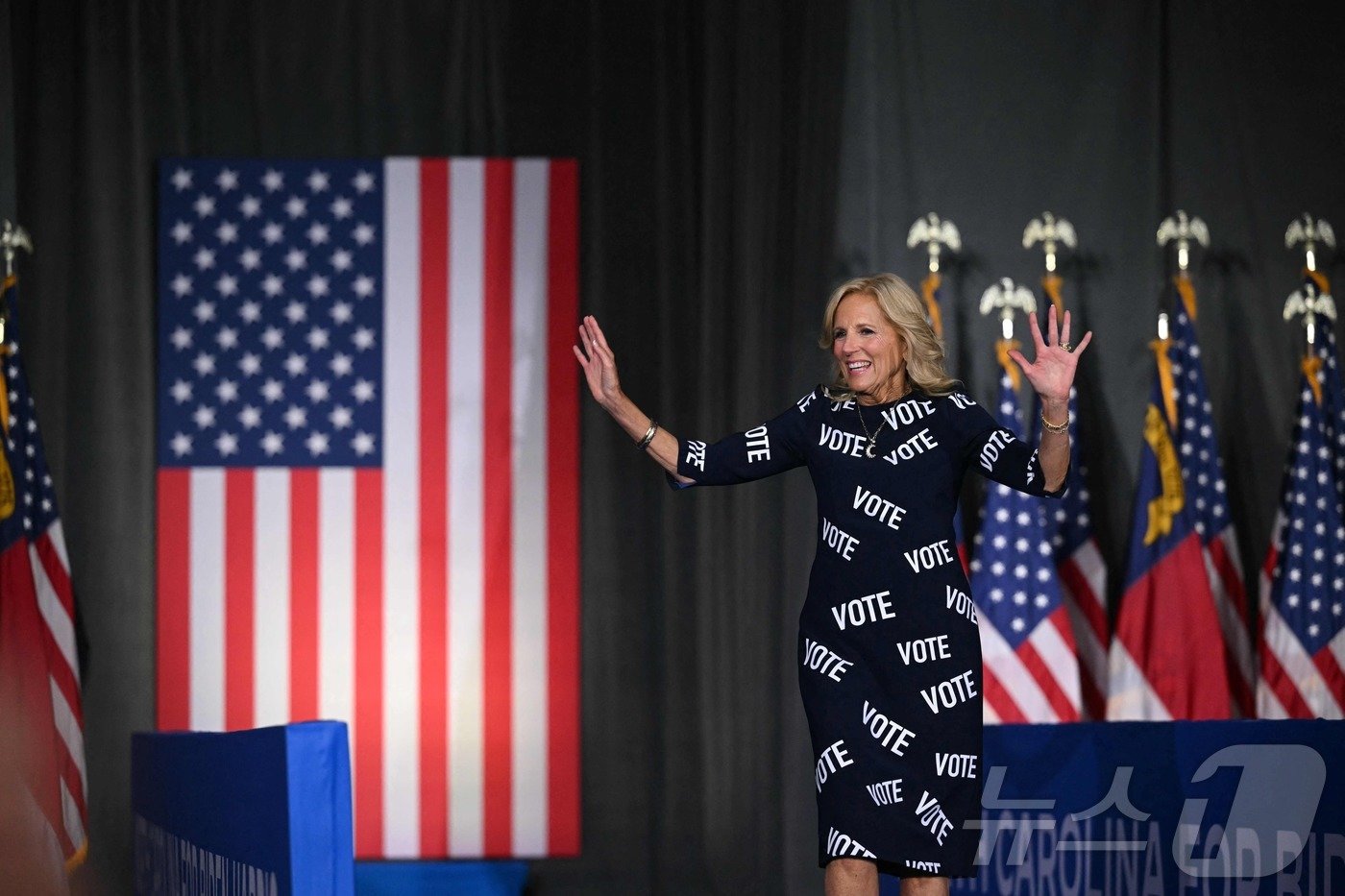 본문 이미지 - 질 바이든 여사가 투표라는 문구가 도배된 검은색 원피스를 입고 유세 현장에 등장했다. ⓒ AFP=뉴스1 ⓒ News1 이종덕 기자