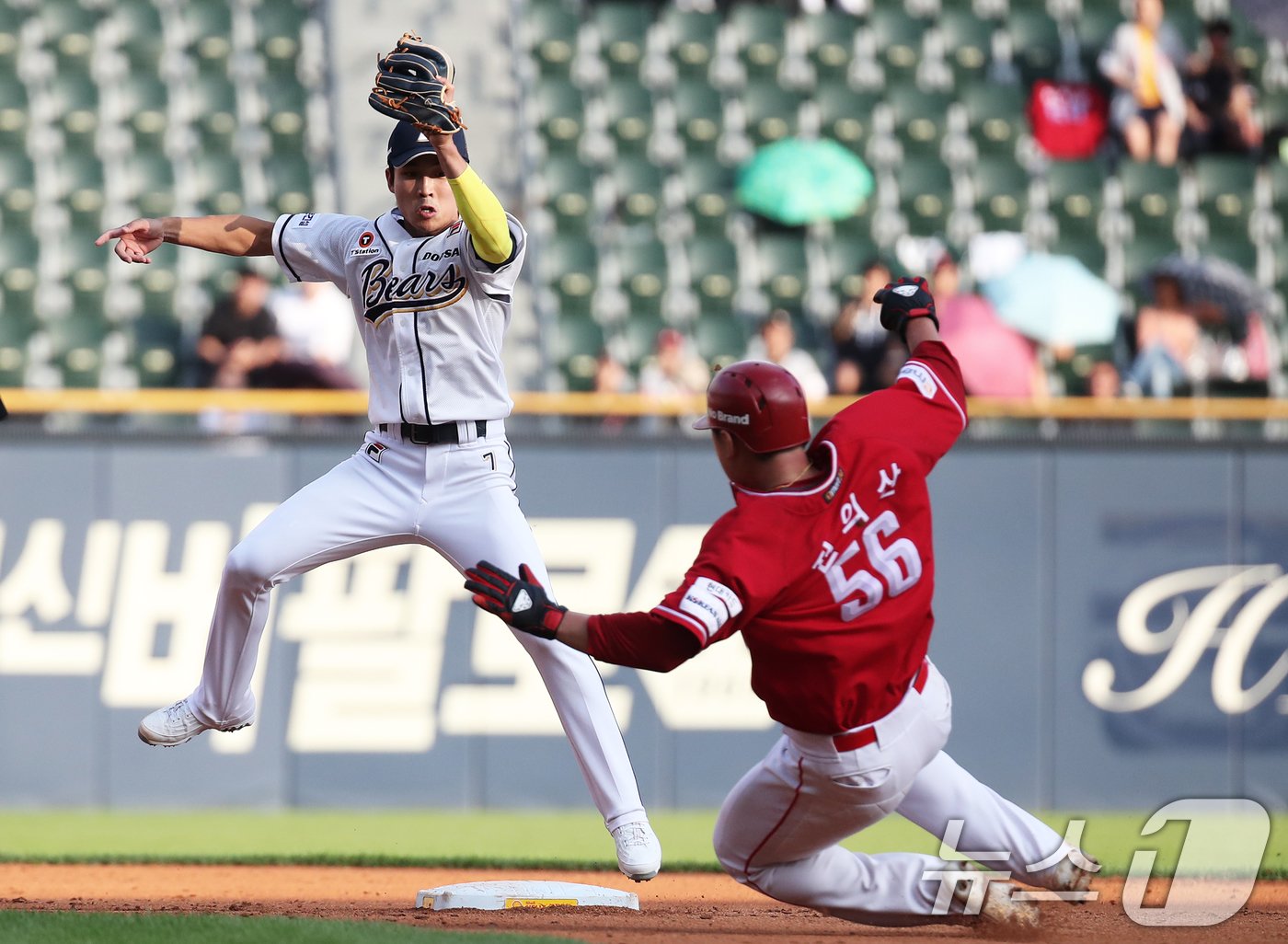 본문 이미지 - 올 시즌 프로야구에선 베이스 크기의 확대로 도루 시도도 늘었다. /뉴스1 DB ⓒ News1 오대일 기자