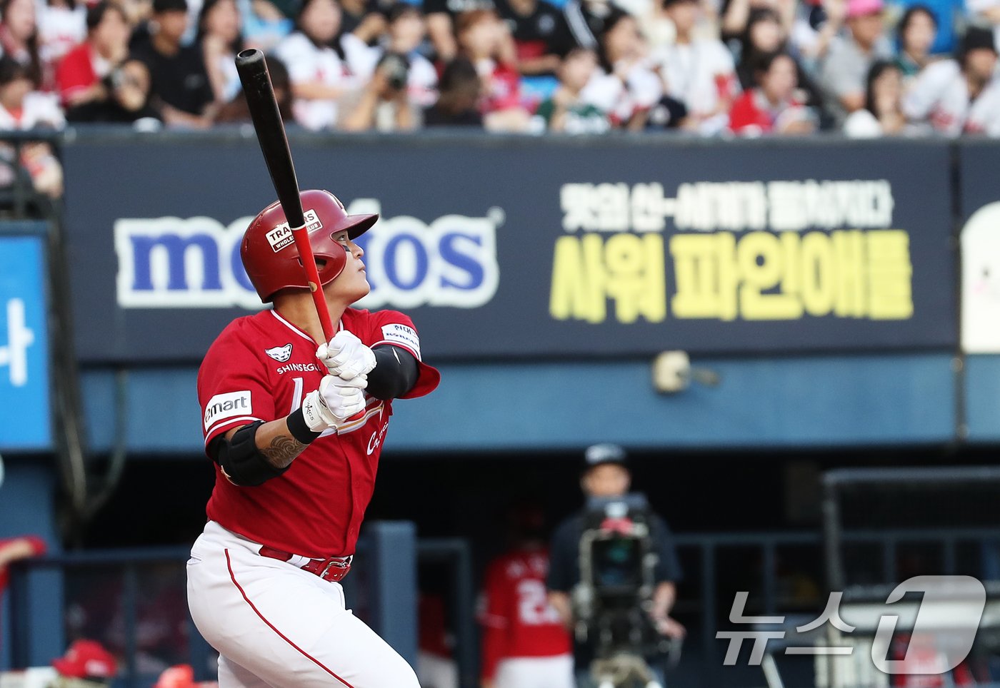 본문 이미지 - 30일 오후 서울 송파구 잠실야구장에서 열린 프로야구 &#39;2024 신한 SOL 뱅크 KBO리그&#39; SSG 랜더스와 두산 베어스의 경기 6회초 SSG 공격 2사 상황에서 추신수가 2루타를 때리고 있다. 2024.6.30/뉴스1 ⓒ News1 오대일 기자