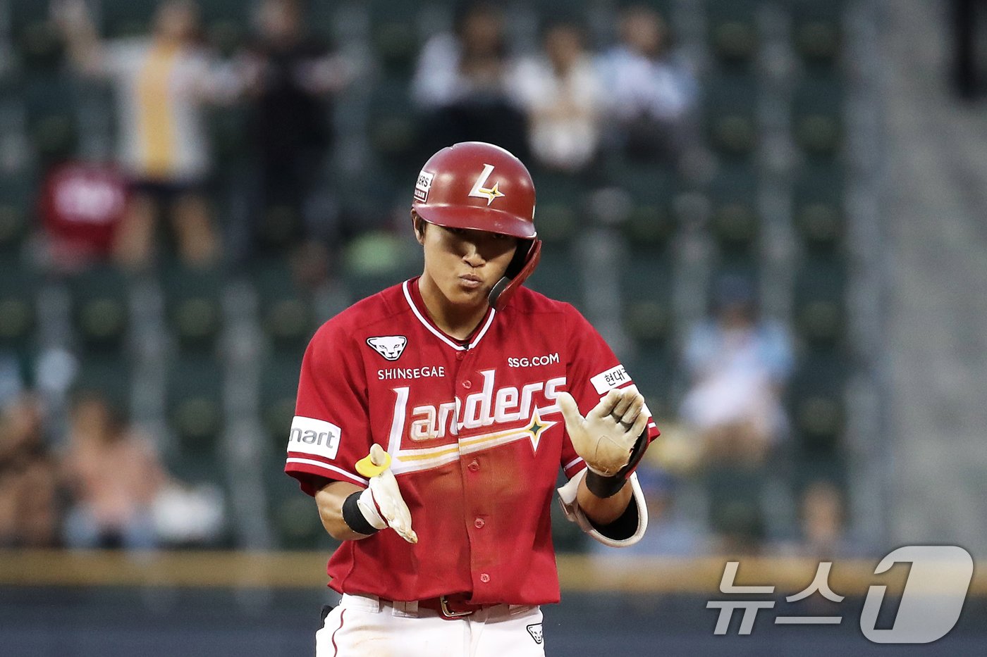 본문 이미지 - 30일 오후 서울 송파구 잠실야구장에서 열린 프로야구 '2024 신한 SOL 뱅크 KBO리그' SSG 랜더스와 두산 베어스의 경기에서 1-1로 팽팽히 맞선 8회초 선두타자로 나선 SSG 박지환이 2루타를 때린 후 기뻐하고 있다. 2024.6.30/뉴스1 ⓒ News1 오대일 기자