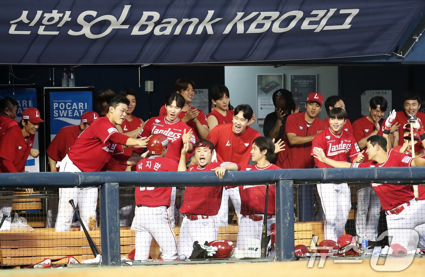 30일 오후 서울 송파구 잠실야구장에서 열린 프로야구 &#39;2024 신한 SOL 뱅크 KBO리그&#39; SSG 랜더스와 두산 베어스의 경기 8회초 1사 3루 상황에서 SSG 박지환이 정현승의 1타점 적시타때 득점에 성공한 후 동료들의 축하를 받고 있다. 2024.6.30/뉴스1 ⓒ News1 오대일 기자