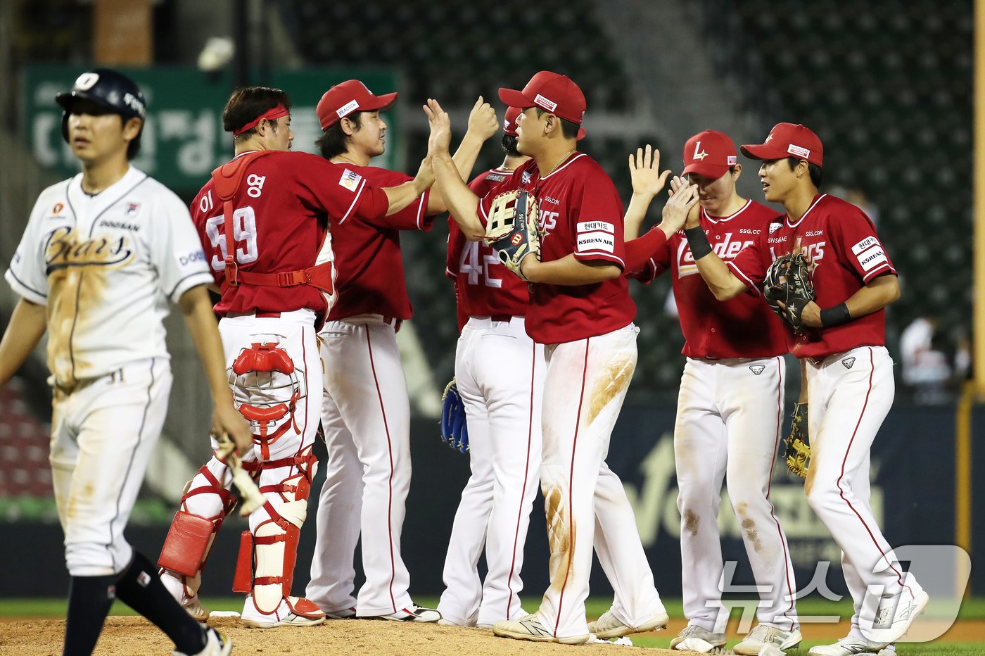 본문 이미지 - 30일 오후 서울 송파구 잠실야구장에서 열린 프로야구 '2024 신한 SOL 뱅크 KBO리그' SSG 랜더스와 두산 베어스의 경기에서 3-1 승리를 거둔 SSG 선수들이 마운드에 모여 기쁨을 나누고 있다. 2024.6.30/뉴스1 ⓒ News1 오대일 기자