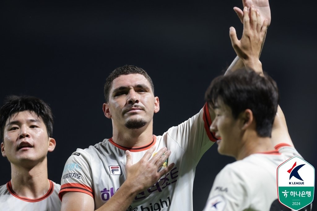 본문 이미지 - 강원FC 공격수 야고가 득점 후 세리머니를 펼치고 있다. (한국프로축구연맹 제공)
