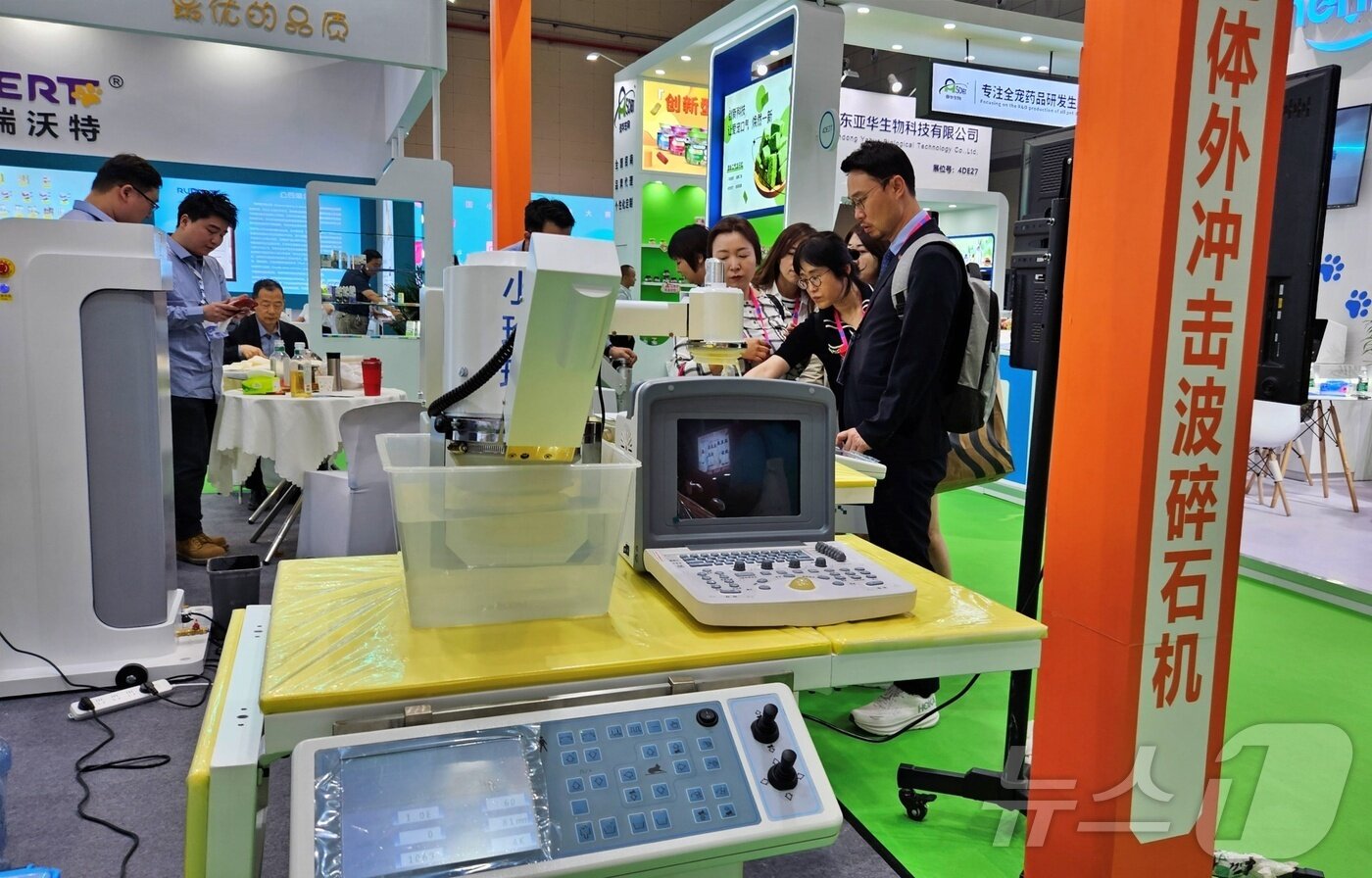 본문 이미지 - 수의사들이 제16회 동서부소동물임상수의사대회가 열린 중국 항저우 인터내셔널 엑스포 센터에서 쇄석기를 보고 있다. ⓒ 뉴스1 최서윤 기자