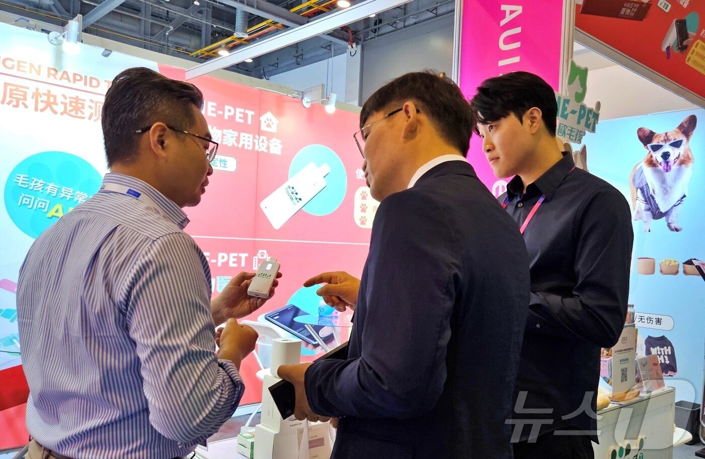 본문 이미지 - 수의사들이 제16회 동서부소동물임상수의사대회가 열린 중국 항저우 인터내셔널 엑스포 센터에서 의료 기기를 보고 있다. ⓒ 뉴스1 최서윤 기자
