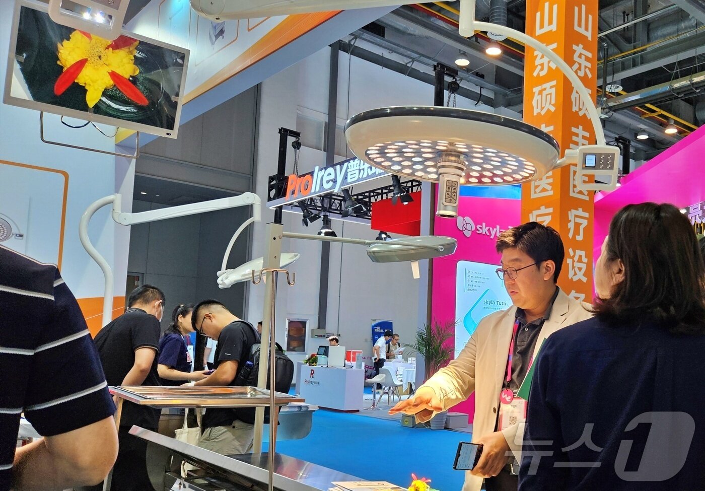 본문 이미지 - 수의사들이 제16회 동서부소동물임상수의사대회가 열린 중국 항저우 인터내셔널 엑스포 센터에서 카메라가 달린 수술대를 보고 있다. ⓒ 뉴스1 최서윤 기자