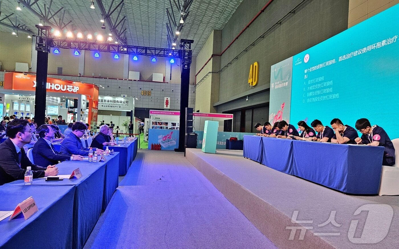 본문 이미지 - 5월 29일 제16회 동서부소동물임상수의사대회가 열린 중국 항저우 인터내셔널 엑스포 센터에서 고양이 지식 학술 경연대회가 진행됐다. 왼쪽 첫 번째 김지헌 한국고양이수의사회장, 두 번째 박효철 대한수의사회 단장. ⓒ 뉴스1 최서윤 기자