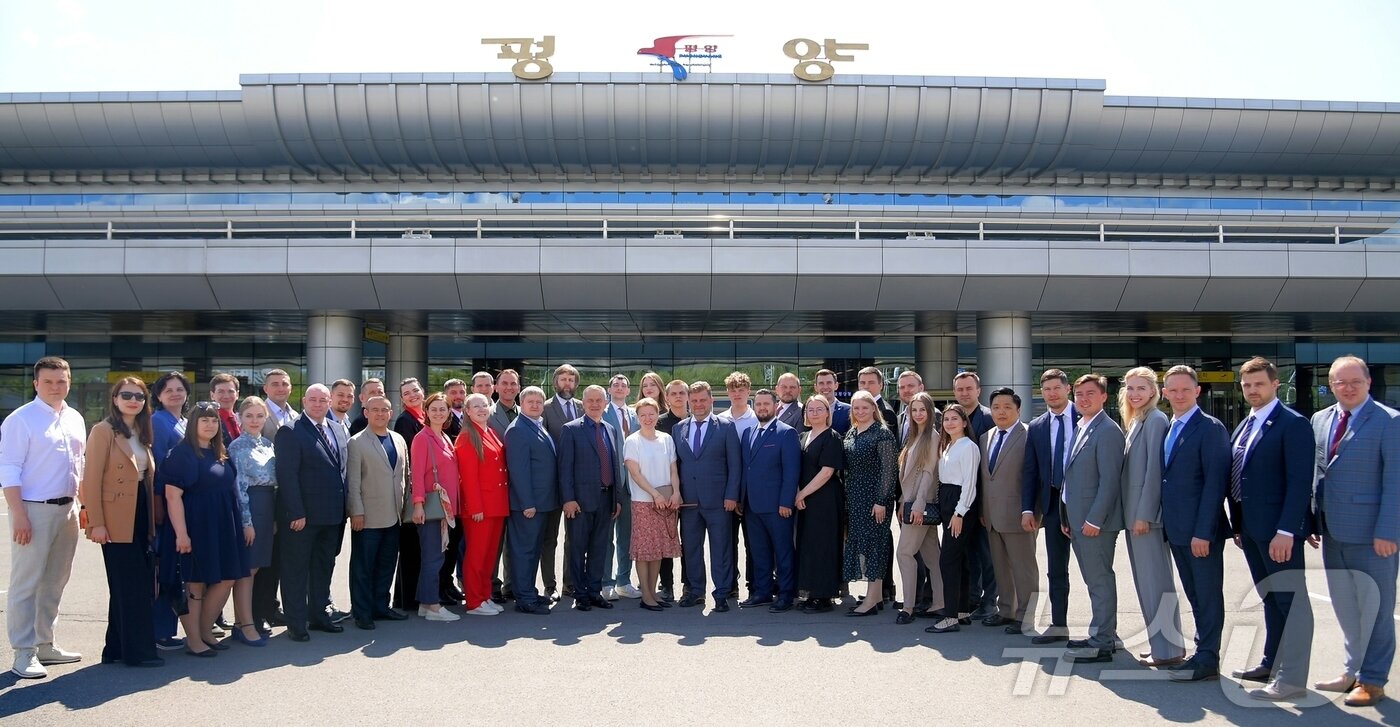 본문 이미지 - (평양 노동신문=뉴스1) = 북한 노동당 기관지 노동신문은 4일 "러시아청년친선대표단이 지난 3일 평양에 도착했다＂라면서 ＂사회주의애국청년동맹 중앙위원회는 이날 저녁 대표단을 환영해 평양대동강수산물 식당에서 연회를 차렸다＂라고 보도했다. [국내에서만 사용가능. 재배포 금지. DB 금지. For Use Only in the Republic of Korea. Redistribution Prohibited] rodongphoto@news1.kr