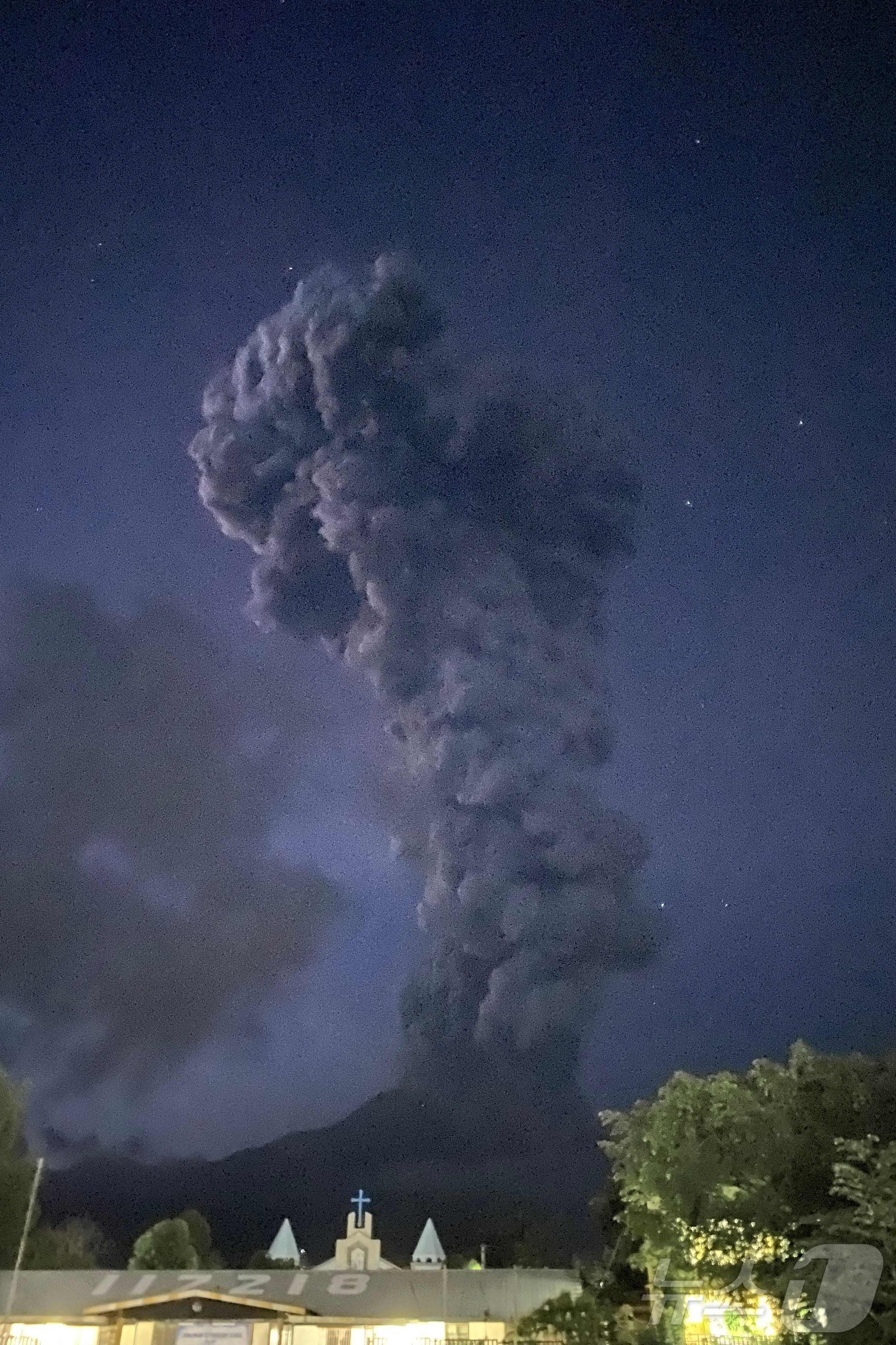 (라 카스텔라나 AFP=뉴스1) 우동명 기자 = 3일(현지시간) 필리핀 중부 네그로스섬의  라 카스텔라나에서 본 칸라온 화산이 폭발해 검은 화산재가 치솟고 있다. 2024.06.0 …