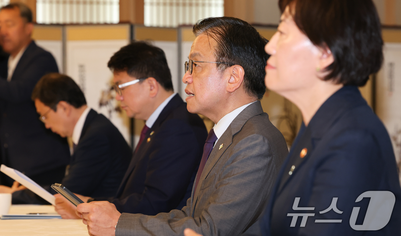 (서울=뉴스1) 허경 기자 = 최상목 경제부총리 겸 기획재정부 장관이 4일 서울 종로구 정부서울청사에서 열린 물가관계장관회의에서 모두발언을 하고 있다. 2024.6.4/뉴스1