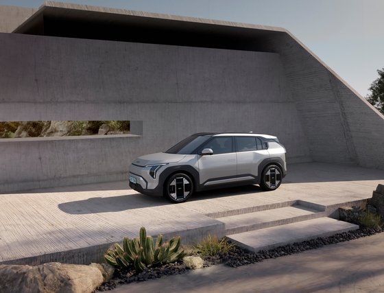 본문 이미지 - 기아가 전용 콤팩트 SUV 전기차 더 기아 EV3의 사양 구성과 가격을 공개하고 4일 전국 지점과 대리점에서 계약 개시했다. EV3는 EV6와 EV9에 이은 기아의 세 번째 전용 전기차다. &#40;기아 제공&#41; 2024.6.4/뉴스1