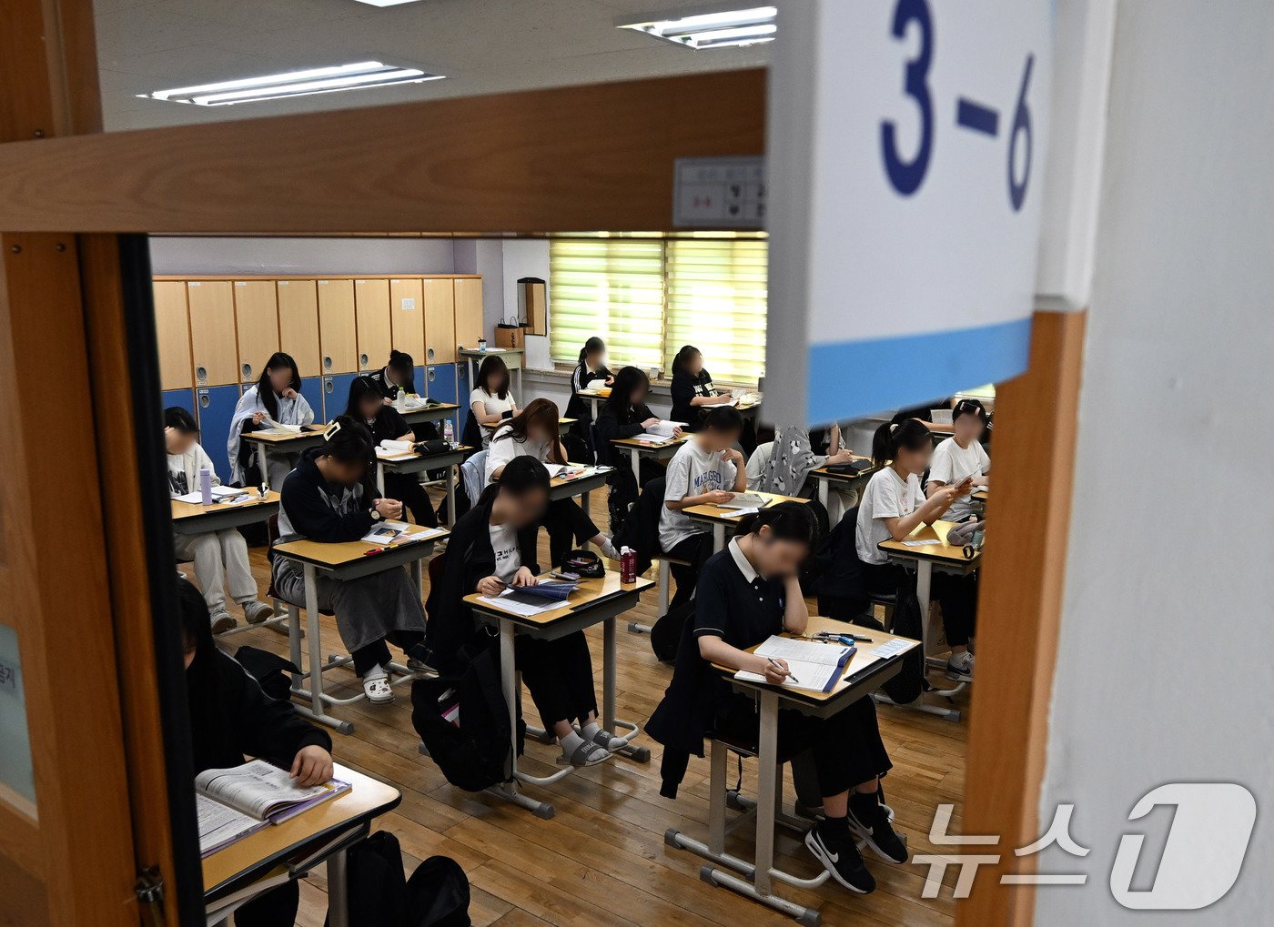 본문 이미지 - 2025학년도 대학수학능력시험 6월 모의평가가 열린 4일 서울 여의도여자고등학교에서 고등학교 3학년 수험생들이 1교시 국어 영역 시험 시작을 기다리고 있다. 2024.6.4/뉴스1 ⓒ News1 사진공동취재단