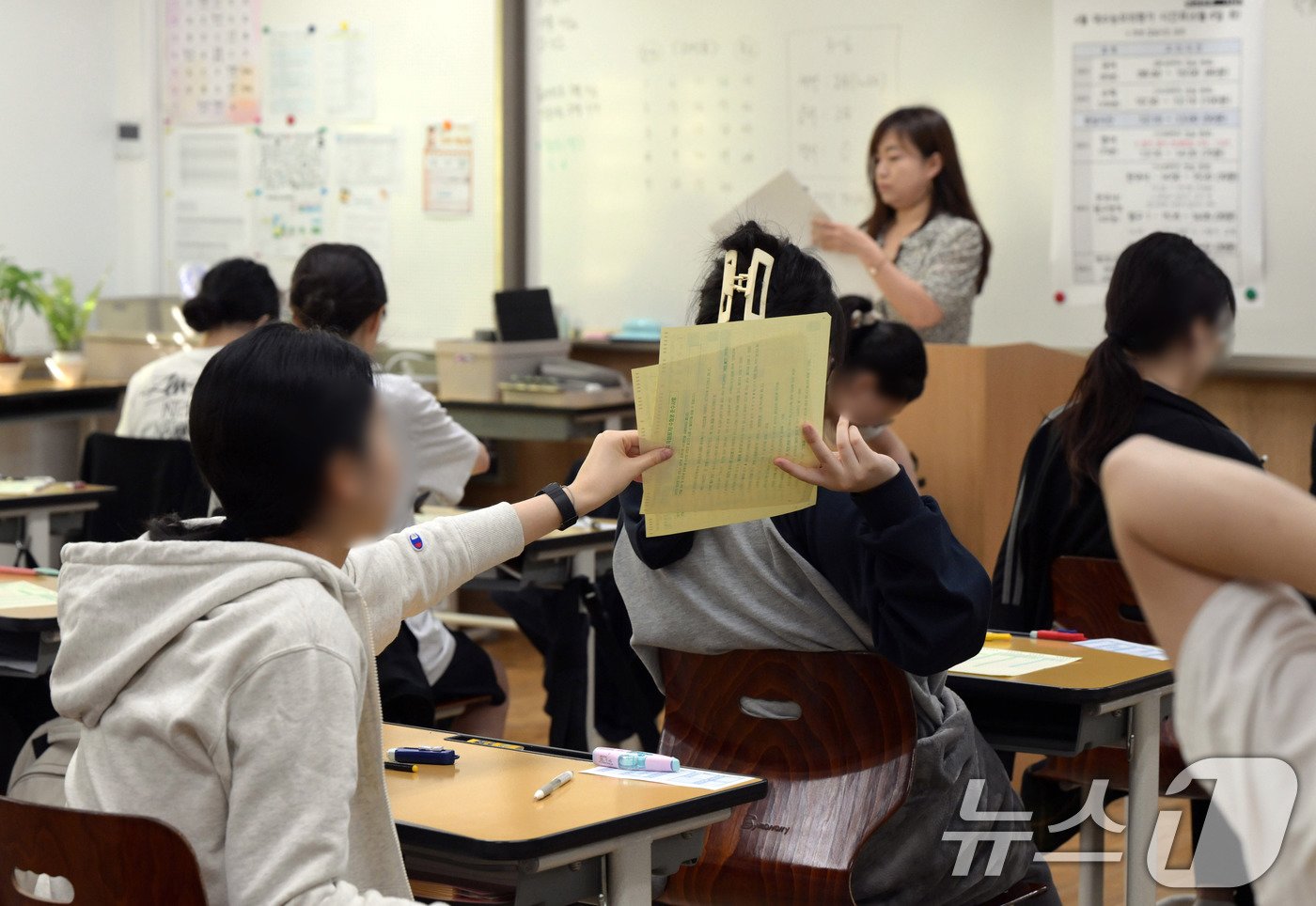 본문 이미지 - 2025학년도 대학수학능력시험 6월 모의평가가 열린 4일 서울 여의도여자고등학교에서 고등학교 3학년 수험생들이 1교시 국어 영역 시험 답안지를 배부받고 있다. 2024.6.4/뉴스1 ⓒ News1 사진공동취재단