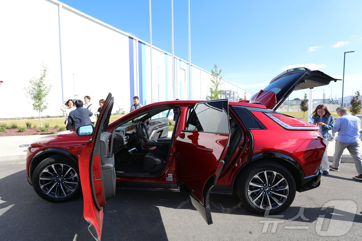 본문 이미지 - 미국 테네시주에 위치한 얼티엄셀즈 제2공장에서 생산하는 배터리 셀은 캐딜락 리릭과 쉐보레 에퀴녹스 등 GM의 3세대 신규 전기차 모델에 탑재될 예정이다. 사진은 얼티엄셀즈 2공장 입구에 전시된 캐딜락 리릭의 모습. 워싱턴특파원단 제공. 2024.5.30.