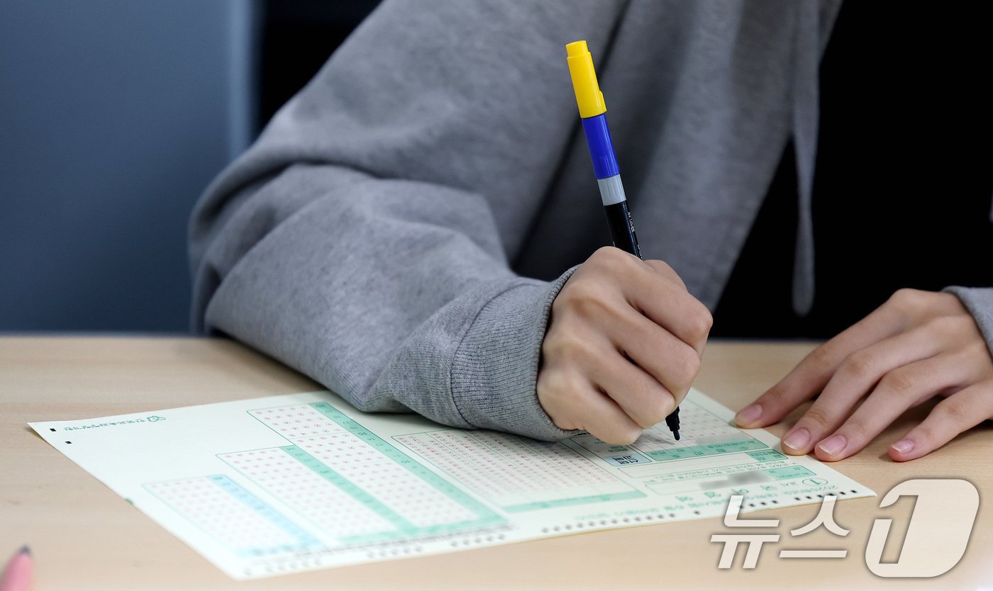 본문 이미지 - 4일 오전 대구 수성구 남산고등학교에서 3학년 학생들이 6월 모의평가 1교시 시험을 앞두고 답안지를 작성하고 있다. 2024.6.4/뉴스1 ⓒ News1 공정식 기자