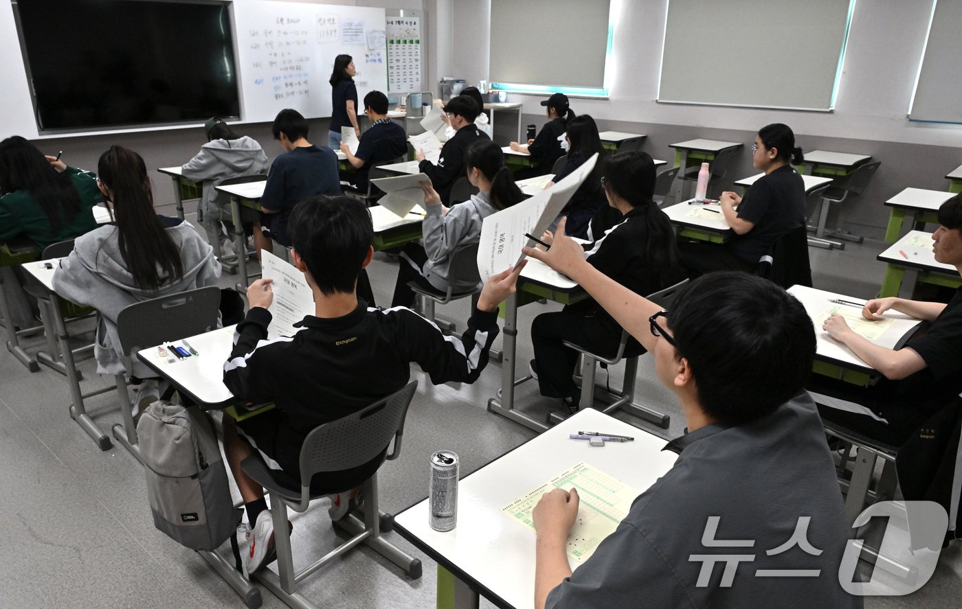본문 이미지 - 대학수학능력시험 6월 모의평가 시행일인 4일 오전 서울 송파구 방산고등학교에서 학생들이 국어 영역 문제지를 배부받고 있다. 2024.6.4/뉴스1 ⓒ News1 사진공동취재단