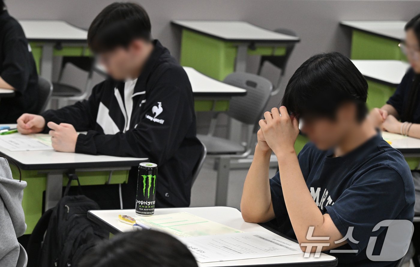 본문 이미지 - 대학수학능력시험 6월 모의평가 시행일인 4일 오전 서울 송파구 방산고등학교에서 학생들이 시험 준비를 하고 있다. 2024.6.4/뉴스1 ⓒ News1 사진공동취재단