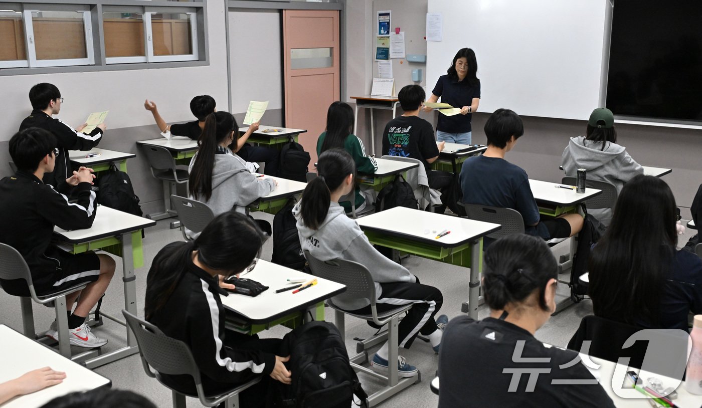 본문 이미지 - 대학수학능력시험 6월 모의평가 시행일인 4일 오전 서울 송파구 방산고등학교에서 학생들이 답안지를 배부받고 있다. 2024.6.4/뉴스1 ⓒ News1 사진공동취재단