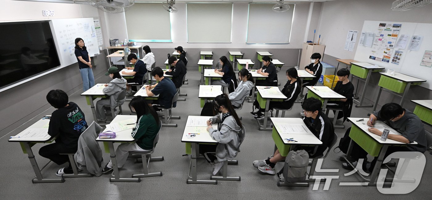 본문 이미지 - 대학수학능력시험 6월 모의평가 시행일인 4일 오전 서울 송파구 방산고등학교에서 학생들이 국어 영역 시험을 보고 있다. 2024.6.4/뉴스1 ⓒ News1 사진공동취재단