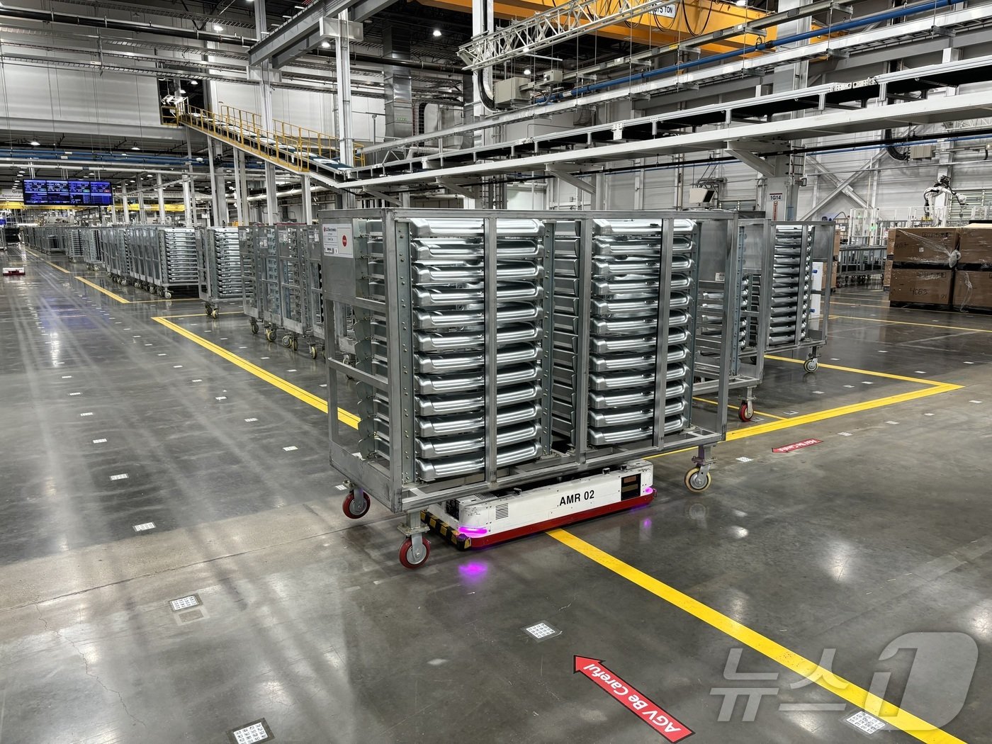 본문 이미지 - LG전자 미국 테네시 공장에서 차세대 물류 로봇인 자율주행 물류로봇(AMR)이 세탁기 부품을 운반하고 있는 모습. 사진은 LG전자 제공.