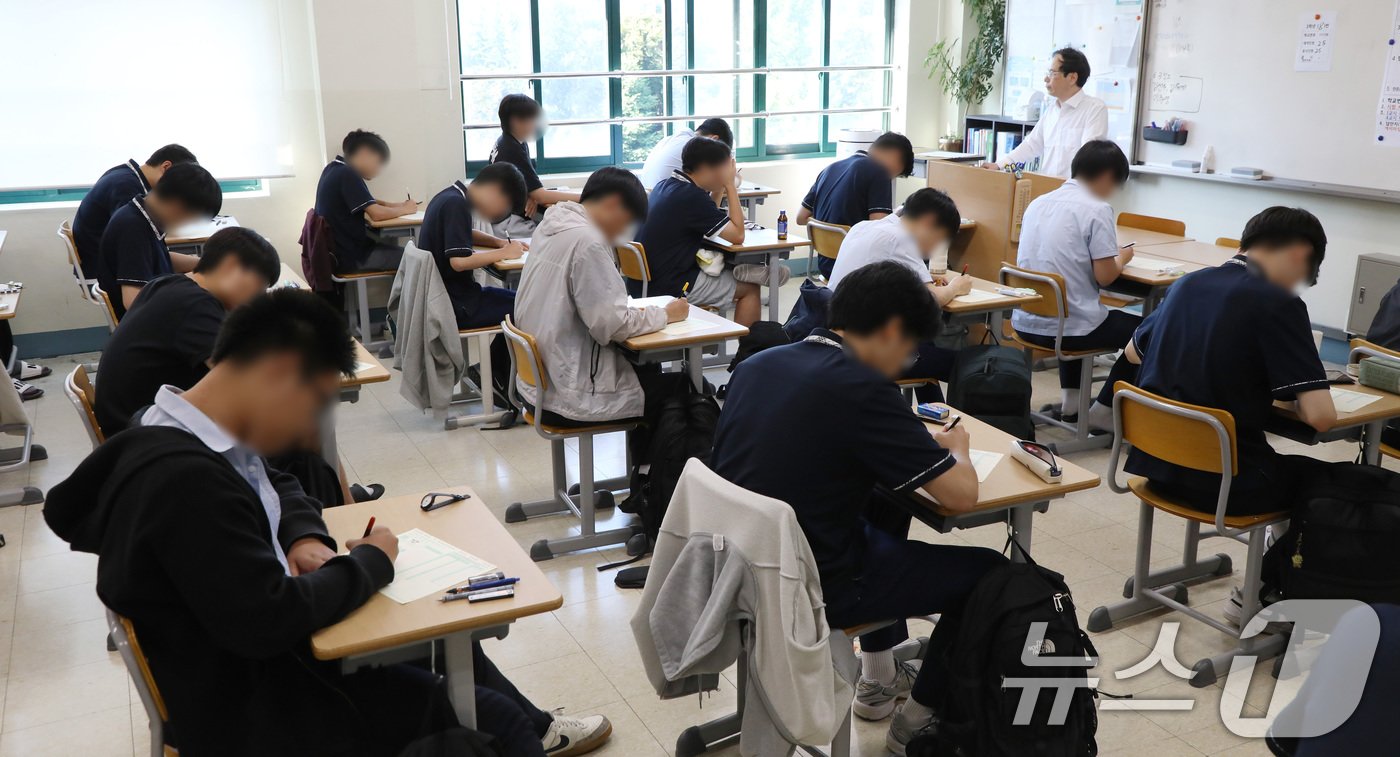 본문 이미지 - 2025학년도 대학수학능력시험 6월 모의평가가 열린 4일 서울 용산구 용산고등학교에서 3학년 수험생들이 1교시 국어 영역 시험 답안지를 작성하고 있다. 2024.6.4/뉴스1 ⓒ News1 사진공동취재단