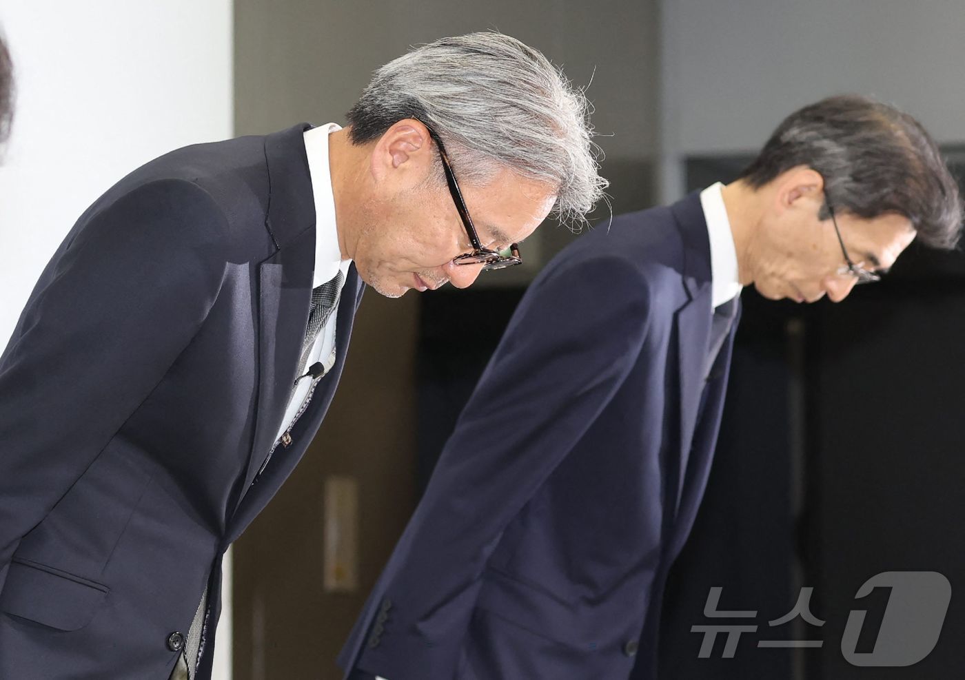 (도쿄 AFP=뉴스1) 우동명 기자 = 미베 도시히로 혼다 자동차 사장이 3일 (현지시간) 도쿄에서 열린 품질 인증 부정 관련 기자회견서 고개 숙여 사과를 하고 있다. 2024.0 …