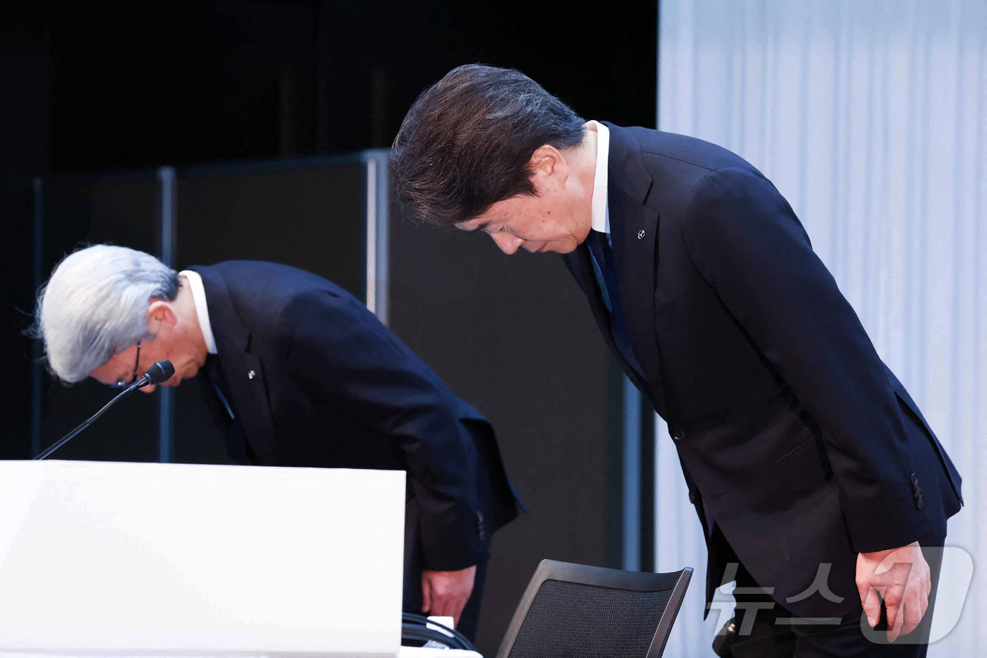 (도쿄 AFP=뉴스1) 우동명 기자 = 모로 마사히로 마쓰다 자동차 사장이 3일 (현지시간) 도쿄에서 열린 품질 인증 부정 관련 기자회견서 고개 숙여 사과를 하고 있다. 2024. …