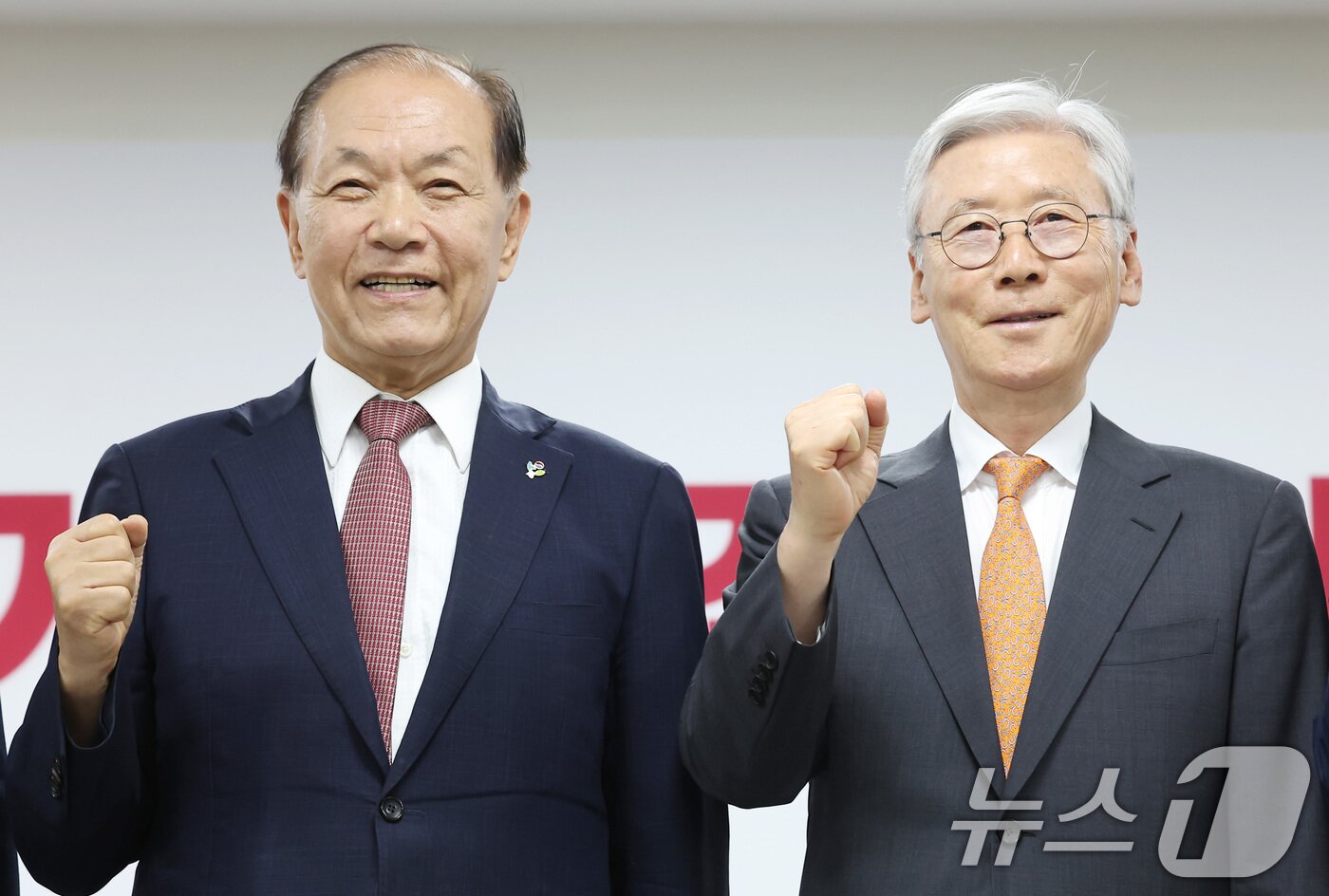 본문 이미지 - 황우여 국민의힘 비상대책위원장이 4일 오전 서울 여의도 국민의힘 중앙당사에서 열린 전당대회 당헌·당규 개정 특별위원회 임명장 수여식 및 1차 회의에서 여상규 특위 위원장을 비롯한 위원들에게 임명장을 수여한 뒤 기념촬영을 하고 있다. 2024.6.4/뉴스1 ⓒ News1 김민지 기자