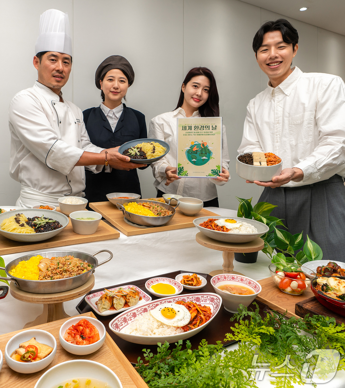 (서울=뉴스1) = 4일 서울 성동구 신세계푸드 R&D센터에서 신세계푸드 메뉴개발팀 셰프와 모델들이 식물성 대안육 ‘베러미트(Better Meat)’로 만든 ‘ESG 저탄소 식단’ …