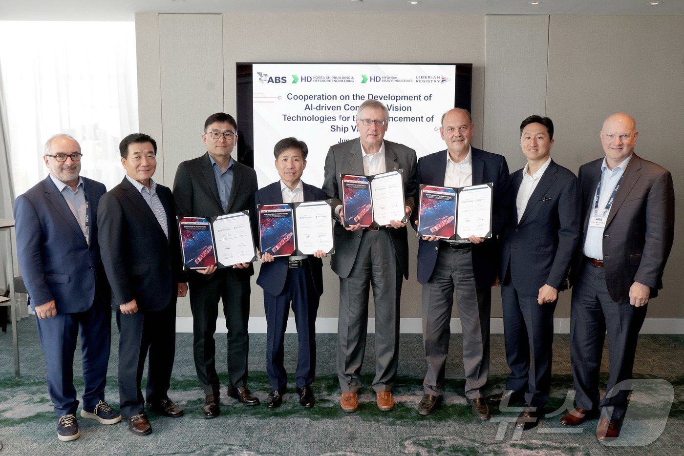 본문 이미지 - 정기선 HD 현대 부회장(오른쪽 두 번째)이 3일(현지시간) 그리스 아테네에서 열린 '포시도니아 2024'에서 미국선급협회(ABS), 라이베리아기국(LISCR) 관계자들과 기념촬영을 하고 있다.(HD현대 제공) ⓒ News1 최동현 기자