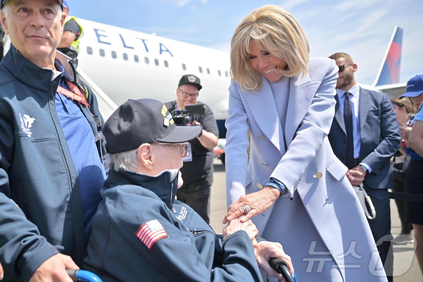 본문 이미지 - 프랑스 대통령 부인 브리지트 마크롱 여사가 3일(현지시간) 프랑스 노르망디에 도착한 제2차 세계대전 미국 측 참전용사들을 맞이하고 있다. 2024.06.04/뉴스1 ⓒ AFP=뉴스1 ⓒ News1 조소영 기자