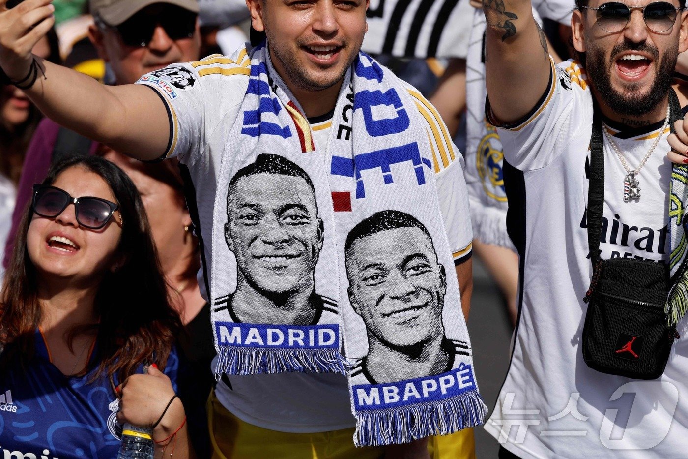 음바페 입단을 반기고 있는 레알 마드리드 팬들. ⓒ AFP=뉴스1