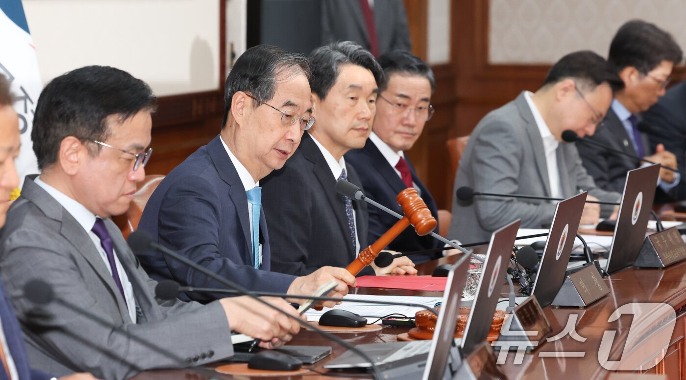 한덕수 국무총리가 4일 서울 종로구 정부서울청사에서 열린 국무회의에서 의사봉을 두드리고 있다. 2024.6.4/뉴스1 ⓒ News1 허경 기자