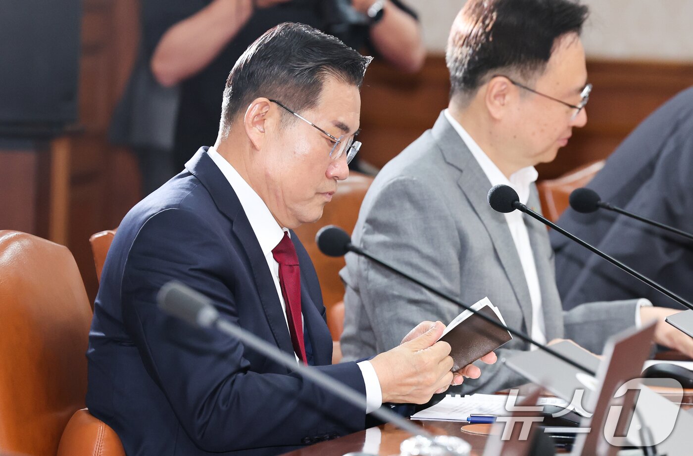 본문 이미지 - 신원식 국방부 장관이 4일 서울 종로구 정부서울청사에서 열린 국무회의에 참석해 있다. 이날 국무회의에서 9·19 군사합의 전체의 효력을 정지하는 안건을 의결했다. 2024.6.4/뉴스1 ⓒ News1 허경 기자