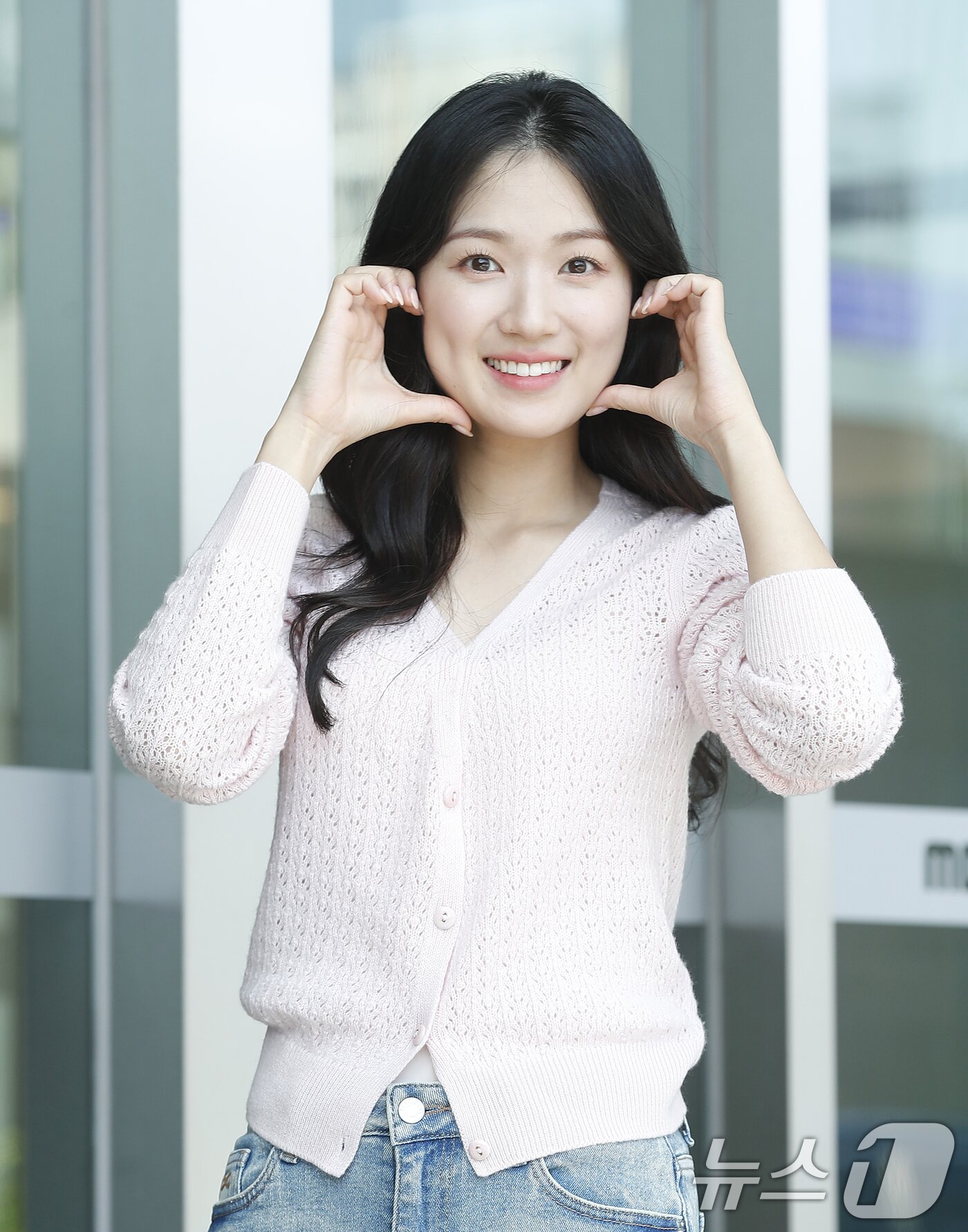 본문 이미지 - 배우 김혜윤이 라디오 '이석훈의 브런치카페'를 위해 4일 서울 상암동 MBC에 도착해 위으를 하고 있다. ⓒ News1 권현진 기자