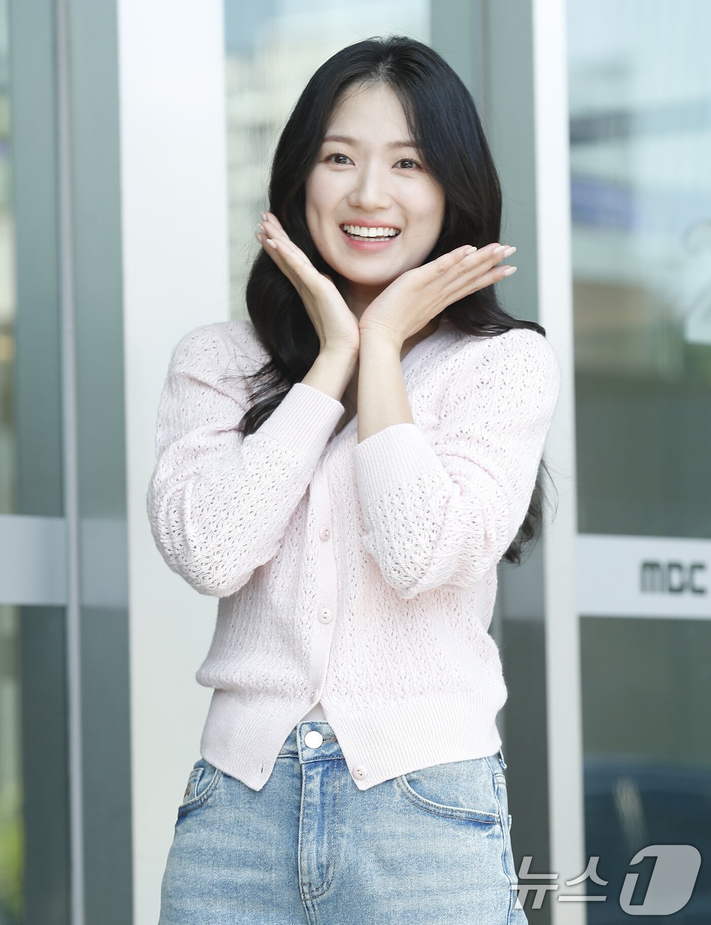 본문 이미지 - 배우 김혜윤이 라디오 '이석훈의 브런치카페'를 위해 4일 서울 상암동 MBC에 도착해 꽃받침 포즈를 취하고 있다. ⓒ News1 권현진 기자