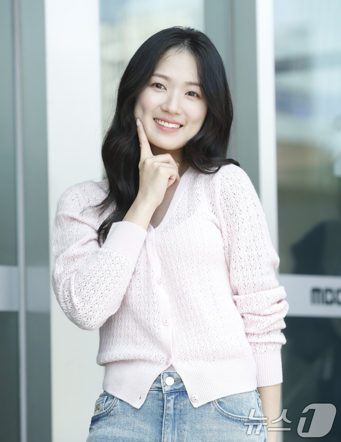 본문 이미지 - 배우 김혜윤이 라디오 '이석훈의 브런치카페'를 위해 4일 서울 상암동 MBC에 도착해 볼 콕 애교를 선보이고 있다. ⓒ News1 권현진 기자