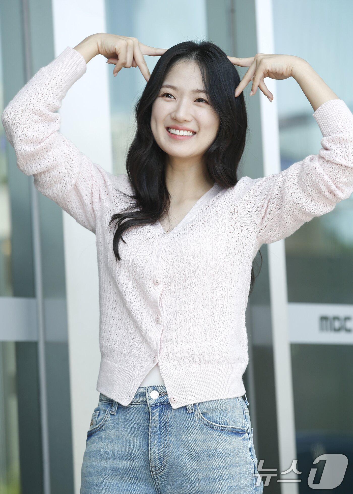 본문 이미지 - 배우 김혜윤이 라디오 '이석훈의 브런치카페'를 위해 4일 서울 상암동 MBC에 도착해 포즈를 취하고 있다. ⓒ News1 권현진 기자