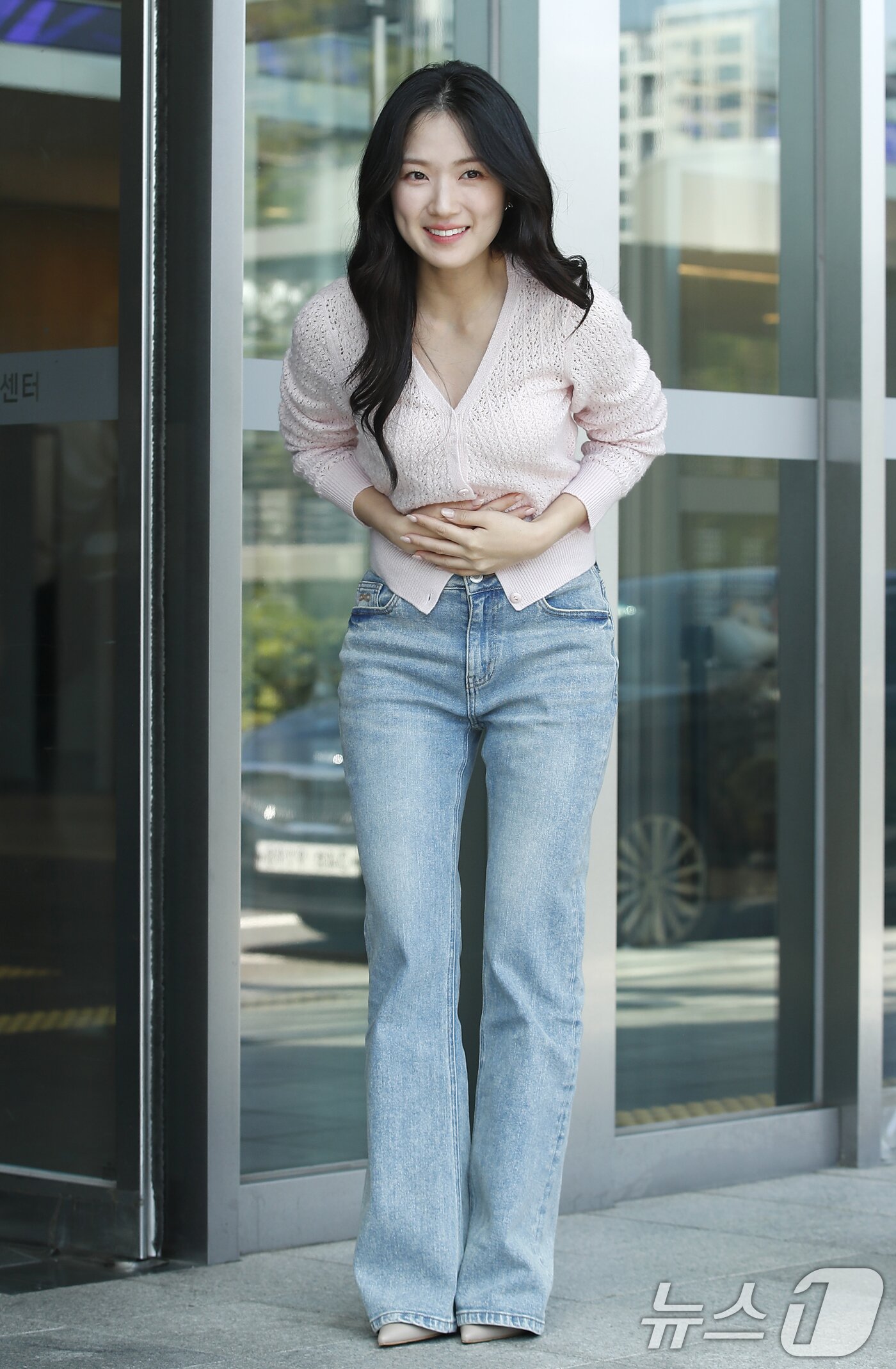 본문 이미지 - 배우 김혜윤이 라디오 '이석훈의 브런치카페'(정희)를 위해 4일 서울 상암동 MBC에 도착해 배꼽 인사를 하고 있다.  ⓒ News1 권현진 기자