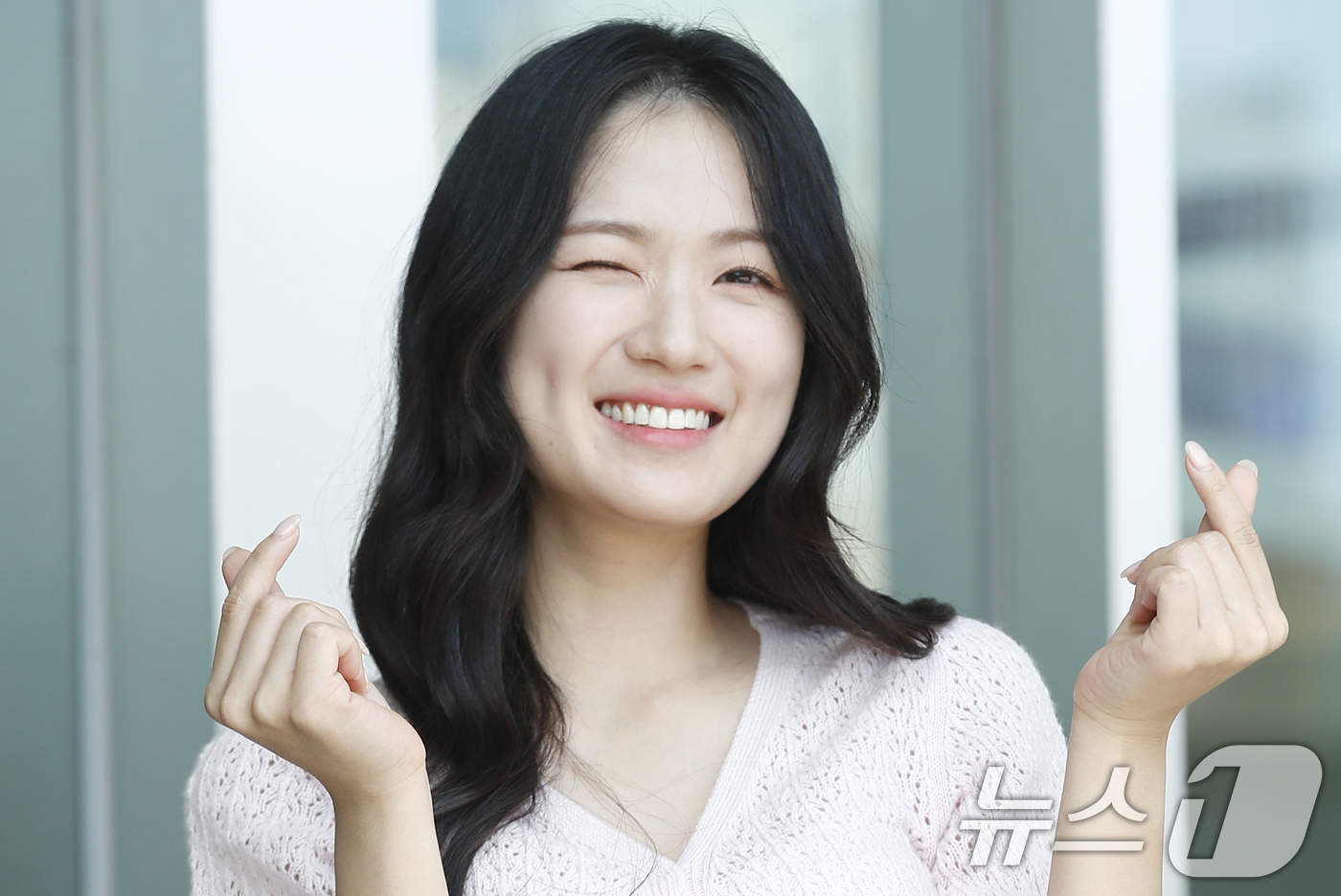 (서울=뉴스1) 권현진 기자 = 배우 김혜윤이 라디오 '이석훈의 브런치카페'를 위해 4일 서울 상암동 MBC에 도착해 인사를 하고 있다. 2024.6.4/뉴스1