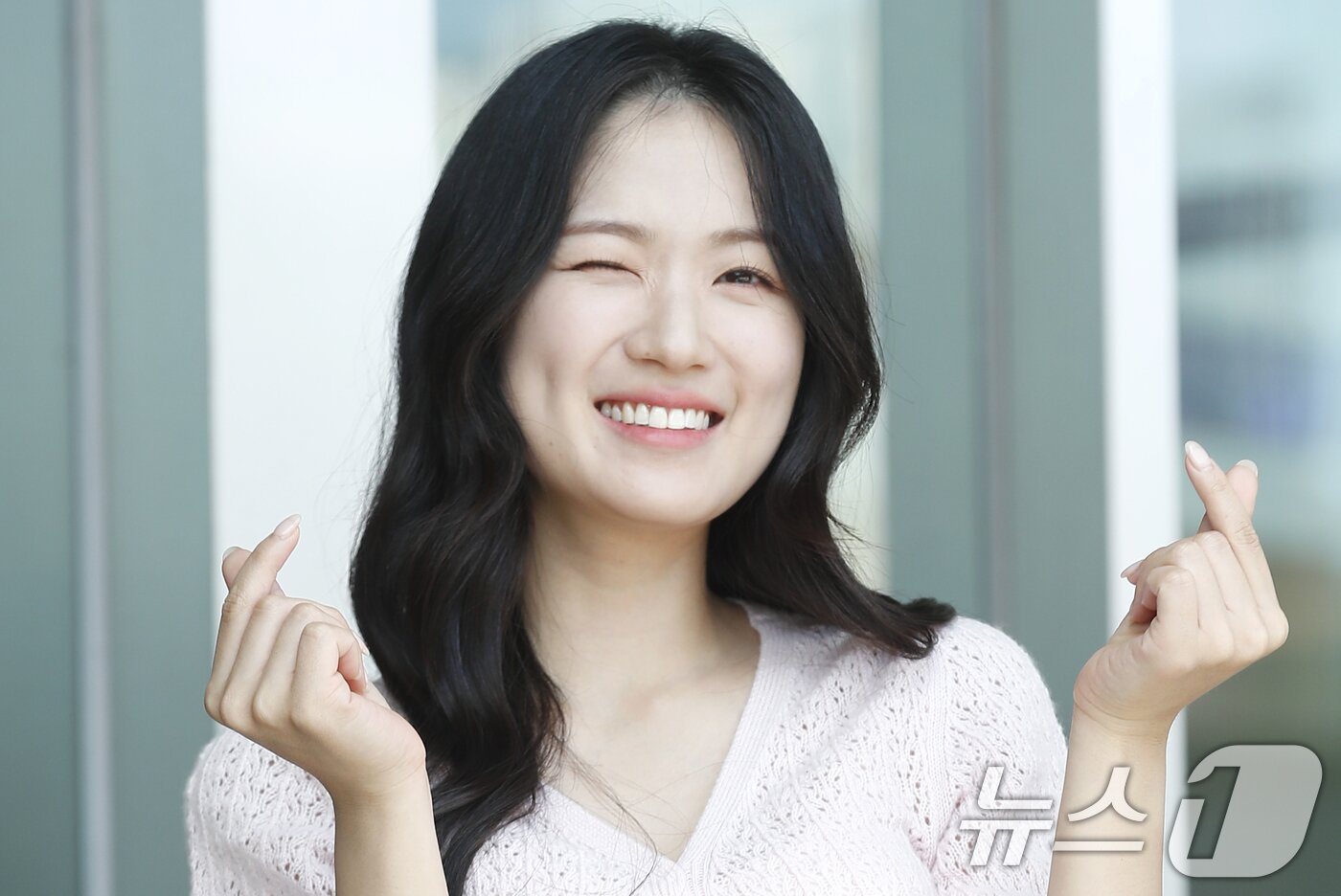 본문 이미지 - 배우 김혜윤이 라디오 '이석훈의 브런치카페'를 위해 4일 서울 상암동 MBC에 도착해 인사를 하고 있다. 2024.6.4/뉴스1 ⓒ News1 권현진 기자